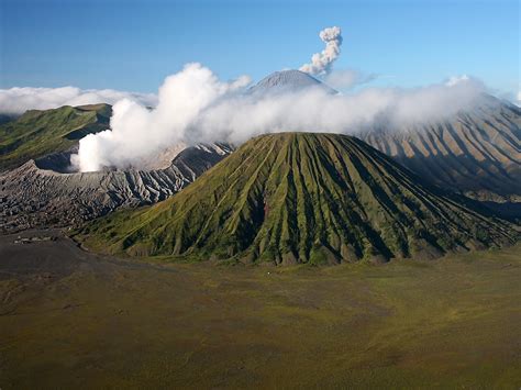 Gunung dan sawah adalah dua pemandangan alam yang indah. Wisata Jawa Timur - Gunung Bromo - Anekatempatwisata