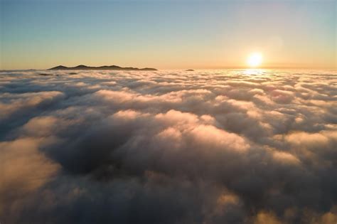 Vista Aérea Del Amanecer Colorido Sobre Niebla Densa Blanca Con Lejanas