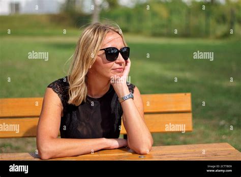 Mature Blonde Woman Fotos Und Bildmaterial In Hoher Auflösung Alamy