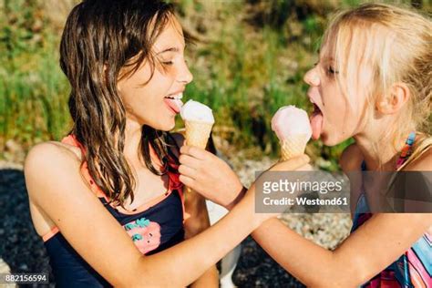 Two Girls Eat Ice Cream Fotografías E Imágenes De Stock Getty Images