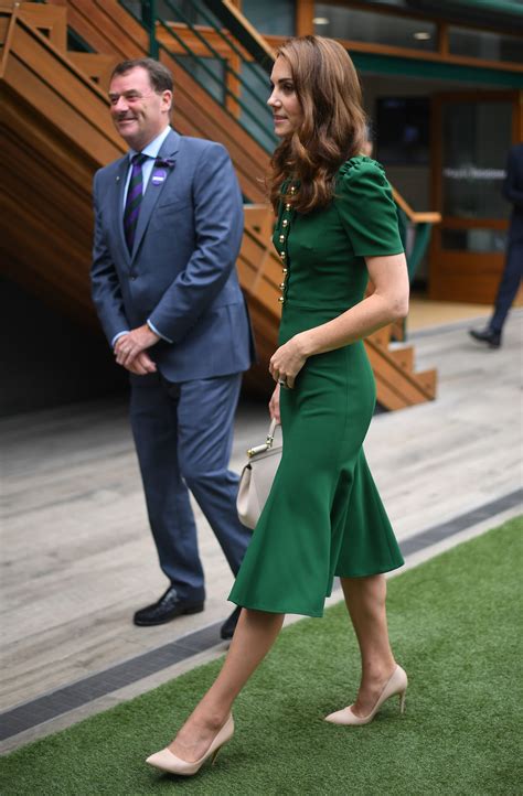 Kate middleton kleid prinzessin kate königin elisabeth britische monarchie kleider kate middleton outfits prinz william und kate william kate herzogin von cambridge. Kate Middleton haut Fans mit ihrem unglaublichen Dolce ...