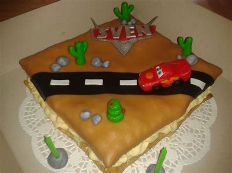 Wij bezorgen taarten op ieder gewenst adres in nederland. geen taart maar een grote gedecoreerde tompouce (Pagina 1 ...