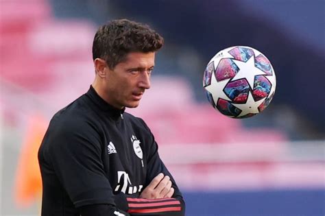 Lewandowski überzeugt in diesem jahr mit herausragenden leistungen und darf sich nun völlig zurecht über die gute platzierung beim ballon d'or freuen. Rio Ferdinand: Robert Lewandowski harusnya juara ...