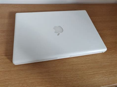 Apple Macbook Pro White 2007 13 Inch Intel Core 2 Duo 4gb Ram 750gb