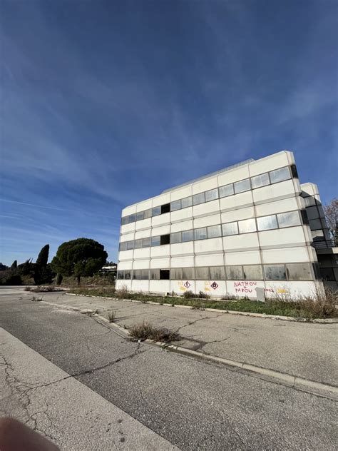 Des Immenses Laboratoires Abandonn S Marseille