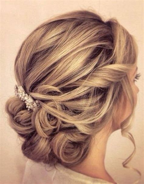 It is soft and compliments any dress, being classic and elegant. 35 Romantic Wedding Updos for Medium Hair - Wedding ...