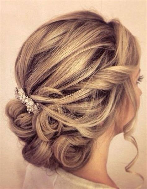 Check out these pictures for a few … 35 Romantic Wedding Updos for Medium Hair - Wedding ...