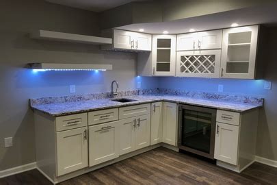 Lemari makan mini ruthven fitur kompartemen penyimpanan pintu ganda besar untuk semua gadget dan peralatan dapur anda, menjadikannya nilai yang luar biasa serta penghemat ruang yang bagus untuk dapur anda. Model Lemari Dapur Ukuran Kecil Warna Putih - Sobat Furniture