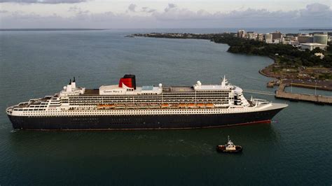 Queen Mary 2 Thousands Of Tourists Flood Darwin As Huge Cruise Ship