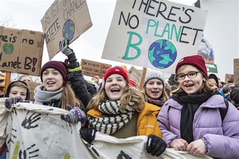 Bündeln wir unsere energie um der schweiz eine geballte ladung lebensfreude. Strike! Bankwatch and Fridays for future - Bankwatch