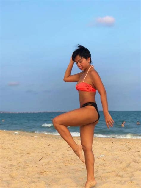 Khánh vân trình diễn váy dạ hội ở chung kết. Diễn viên Kim Khánh khoe diện bikini khoe thân hình gợi ...