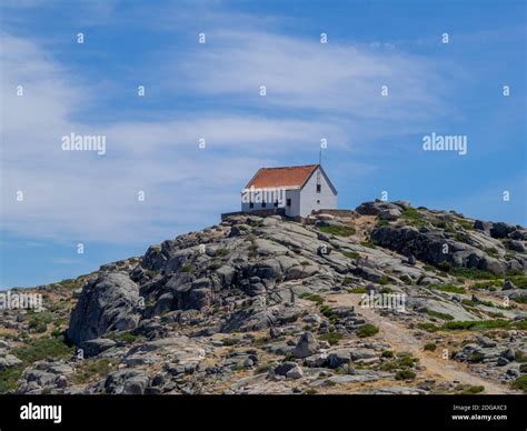 House Between The Rocks Of Serra Da Estrela Portugal Stock Photo Alamy