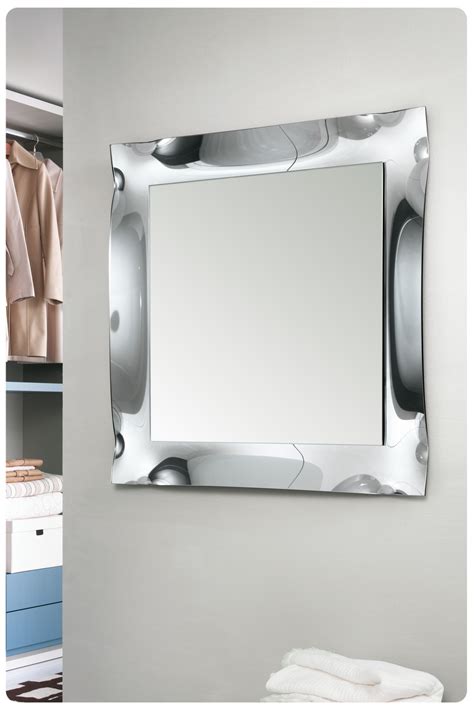 A muro e da parete, di piccoli o grandi dimensioni, per la camera da letto o il soggiorno, dai un tocco di design esclusivo e ineguagliabile, una firma di autenticità per il tuo living di stile moderno e non. Specchi Milano: il tuo Negozio di Specchi | Lops