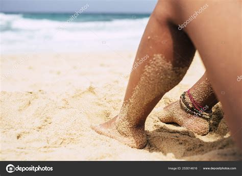 夏とビーチは裸の女の子と休暇の概念をリラックス自然主義ヌーディストをやって砂の上に座って屋外レジャー活動を楽しんで — ストック写真 © Simonapilolla 253014616