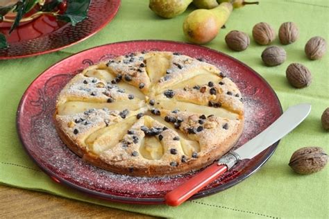 Volevo consumare delle pere impiegandole per un dolce,cercando di non usare grassi;in questi periodi parlare di dolci sembra voler soffice e gustoso grazie anche alle pere che ho immerso nel cacao ! Focaccia dolce con pere, noci e cioccolato - Valè Italia