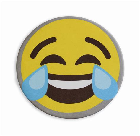 Emoji chorando alto png, no imagens e moldes você encontra imagens do emojie todos os emoticons além de diversos desenhos e moldes para imprimir e colorir, usar e abusar. Emoji Chorando de Rir | Capa Banquinho | Almofada Bacana ...