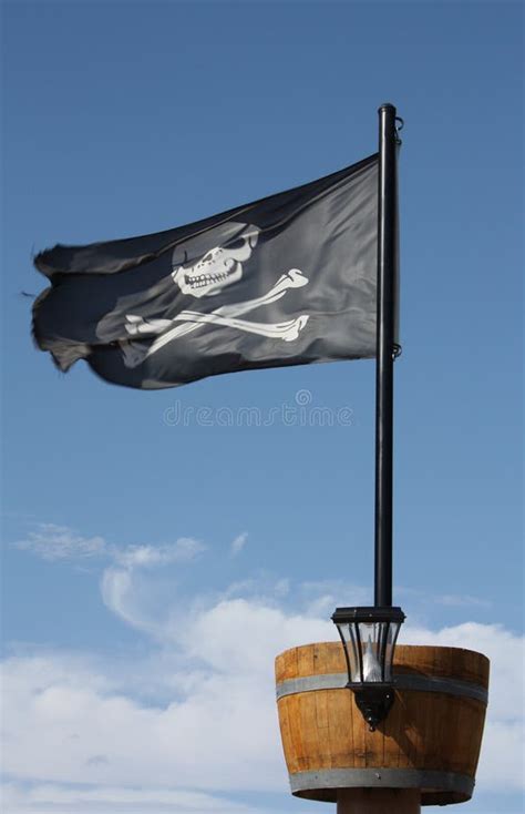 Bandera Del Cráneo Y De Pirata De La Bandera Pirata Imagen De Archivo