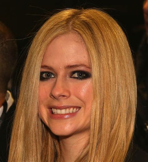 Você sabe que eu sou uma vadia louca. PHOTOS: Avril Lavigne Worst Fake Smile Ever at Q102 Jingle ...