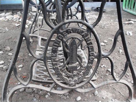 Brand besar dan telah terkenal sejak lama adalah singer. KOLEKSI BARANG ANTIK: Mesin Jahit Singer (terjual)
