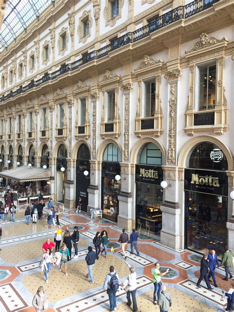 Galleria Vittorio Emanuele II, watching architecture and shopping in Milan - Acànto Milan Tours