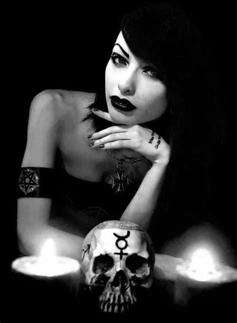 Znalezione Obrazy Dla Zapytania Skulls And Girls Gothic Metal Girl Goth Beauty Gothic Beauty