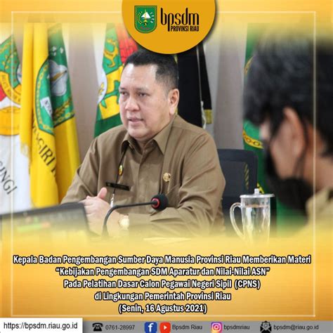 Kepala Badan Pengembangan Sumber Daya Manusia Provinsi Riau Memberikan