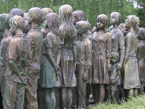 Es gab 14 höfe, eine mühle, drei lebensmittelläden, drei wirtshäuser, zwei metzgereien und die kirche. Lidice Children's War Victims Memorial | Each statue tells ...