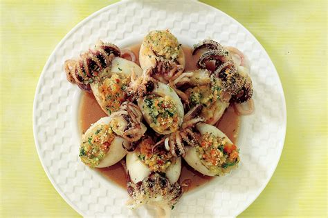 Le seppie ripiene sono un secondo piatto di pesce gustoso e semplice da preparare, farcite con pomodori ciliegino, pane e l'interno delle seppie. Ricetta Seppie ripiene di grano - La Cucina Italiana