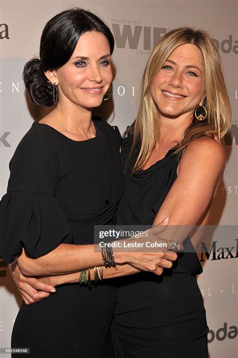 Honoree Courteney Cox Arquette And Actress Jennifer Aniston Arrive At