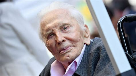 Kirk douglas was born on december 9, 1916, as issur danielovitch demsky in amsterdam, new york. Kirk Douglas murió a los 103 años de edad