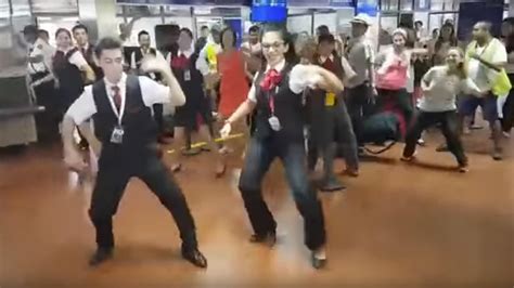 Video Mirá El Divertido Baile Que Hicieron En El Aeropuerto De San