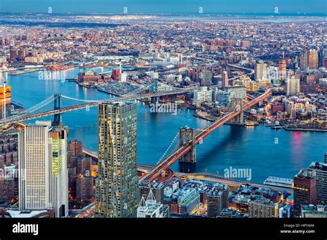 Brooklyn Und Manhattan Brücken überspannen East River In Der