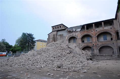 La gente che l'ha vissuto in era il 20 maggio 2012, quando alle 4.05 del mattino, una scossa di magnitudo 6 fa tremare la terra in tutto il nord italia. Terremoto in Emilia, le foto - Il Post