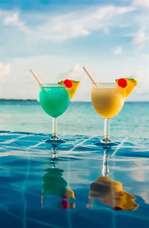 Tropical Drinks With An Ocean View Kokteyller Kahve Tablolar