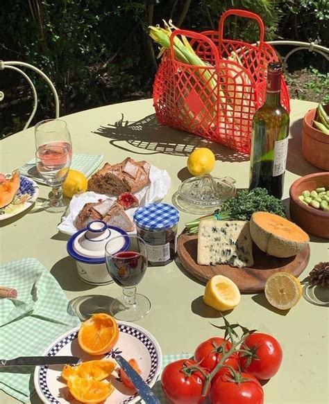 Ik hou van simpele, maar voedzame en lekkere gerechten en deel deze diner food. Weird food by littl meow meow on picnics | Aesthetic food ...