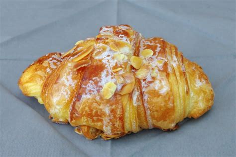 Croissant aux amandes Boulangerie LEnfariné Kaysersberg French