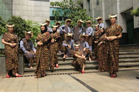 Tarian ini biasanya dilakukan oleh beberapa penari pria dengan menggunakan pedang dan penari wanita dengan menggunakan tihar. " SANGGAR NUSANTARA DOT COM " | Jakarta: SEWA BAJU ADAT ...