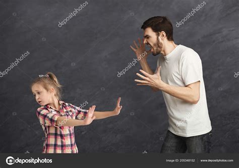 Father And Daughter Arguing And Screaming — Stock Photo © Milkos 205348152