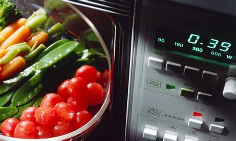 Si cocina en el horno microondas, después debe dejar la puerta abierta del horno por algunos minutos, así se ventilará y echará afuera los olores de la los vegetales en horno microondas. Cómo cocinar verduras en el microondas
