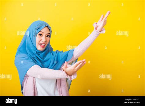 Árabe Musulmán Asiático Retrato De La Joven Hermosa Feliz Islam
