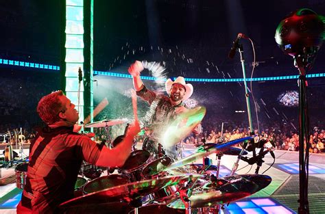 Stadium Concerts Are Back Inside Garth Brooks Huge Show At Las Vegas
