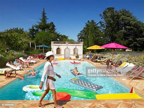 Lounging By The Pool Photos Et Images De Collection Getty Images