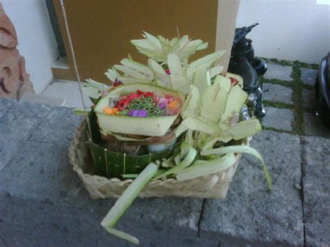 Cara membuat karya tulis ilmiah ini ialah dengan memasukkan kajian terkait masalah yang ada dilingkungan sekitar. Budaya Bali : Banten Pejati - Cara Membuat Dan Kajian ...