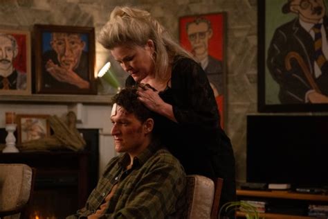 Holly visits lou ahead of her psych evaluation. « Mr Mercedes saison 3 » arrive le 19 septembre 2019 en France ! - Club STEPHEN KING