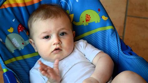 A svezzamento avviato, la pappa del piccolo può arricchirsi via via di nuovi ingredienti. Bimbo Davide 6 mesi - YouTube