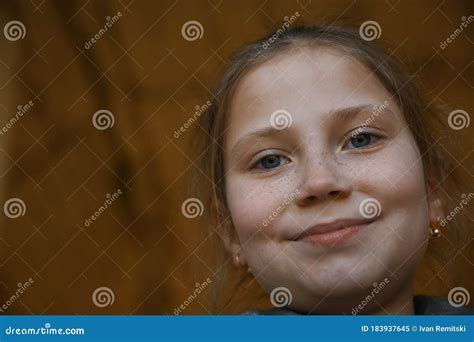 一个小可爱微笑女孩的肖像，特写 户外 库存图片 图片 包括有 喜悦 无罪 眼睛 少许 生活 女孩 183937645