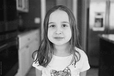 Black And White Portrait Of A Beautiful Young Girl Del Colaborador De