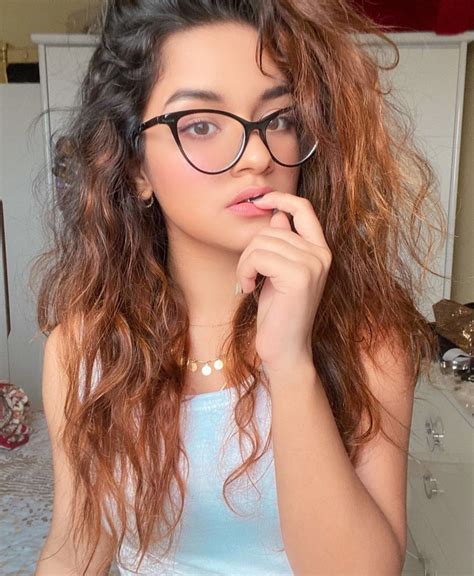 Pin By Kaurpreet ♥ On Avneetkaur ️ In 2020 Girl With Brown Hair
