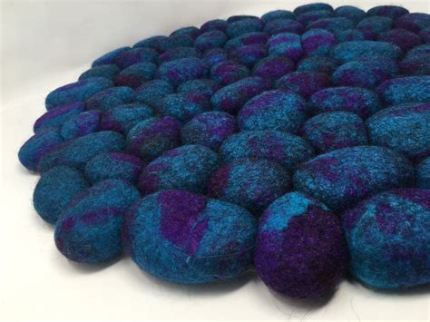 Der teppich ist ca 1,70x2 m ich habe ihn nicht extra gemessen aber er ist ziemlich groß. Filzsteinteppich violett blau | Etsy | Teppich, Filzen ...
