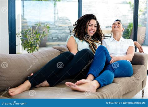 lesbisch paar die en aan elkaar glimlachen spreken stock foto image of binnen plezier 66972916